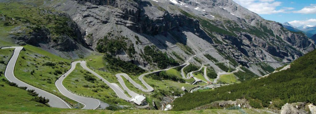 Questa immagine ha l'attributo alt vuoto; il nome del file è strada-tornanti-stelvio-1600x580-1-1024x371.jpg