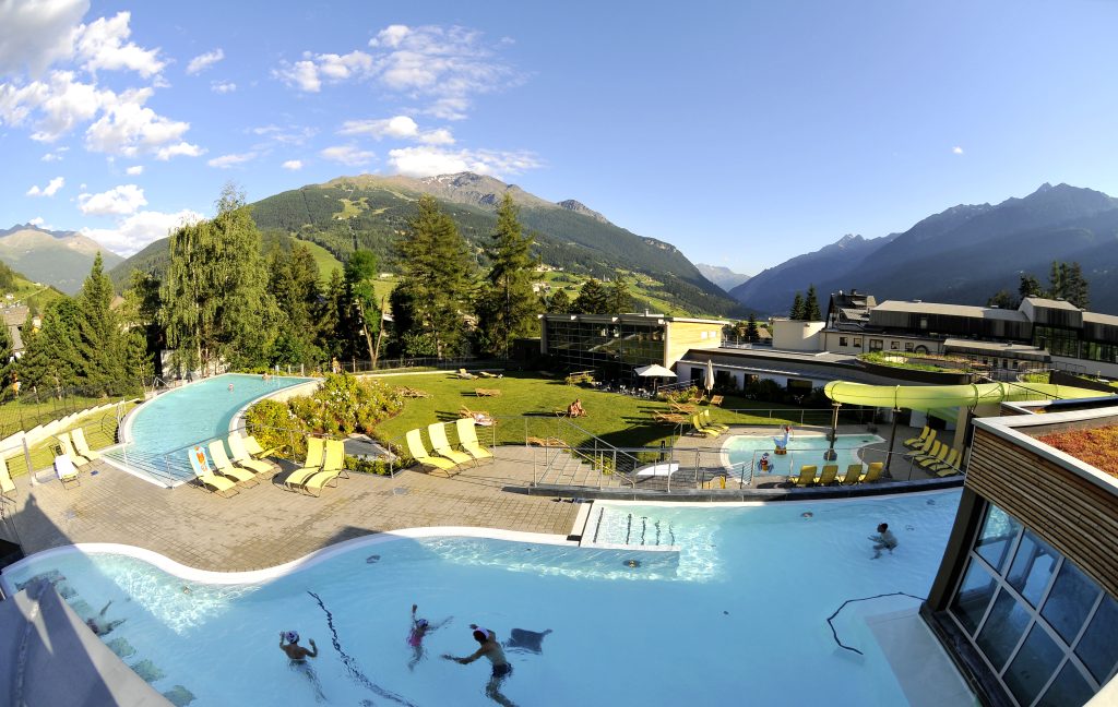 Questa immagine ha l'attributo alt vuoto; il nome del file è terme-bormio-piscina-esterna-pano-1-1024x648.jpg